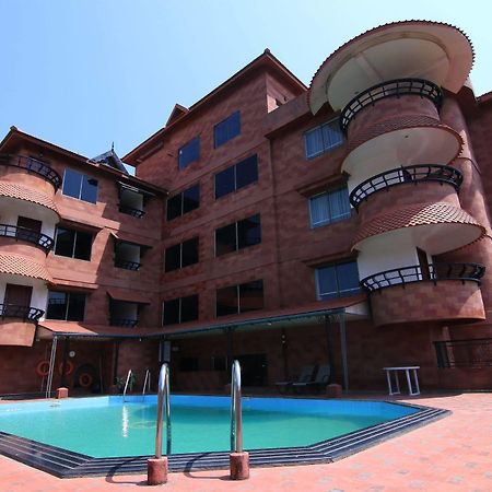 Westway Hotel Kozhikode Buitenkant foto