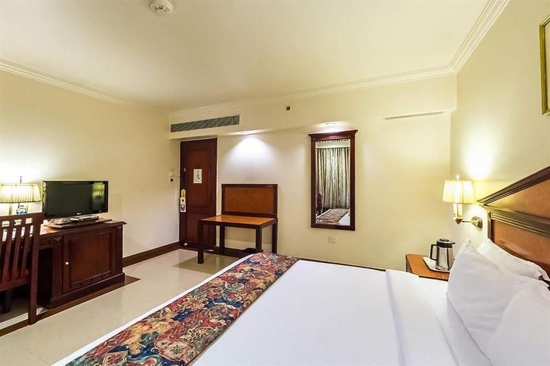 Westway Hotel Kozhikode Buitenkant foto