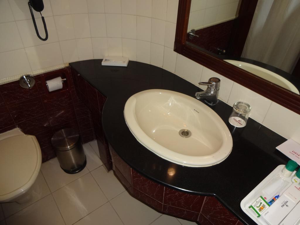 Westway Hotel Kozhikode Buitenkant foto