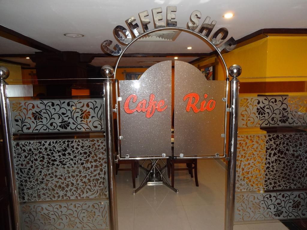 Westway Hotel Kozhikode Buitenkant foto