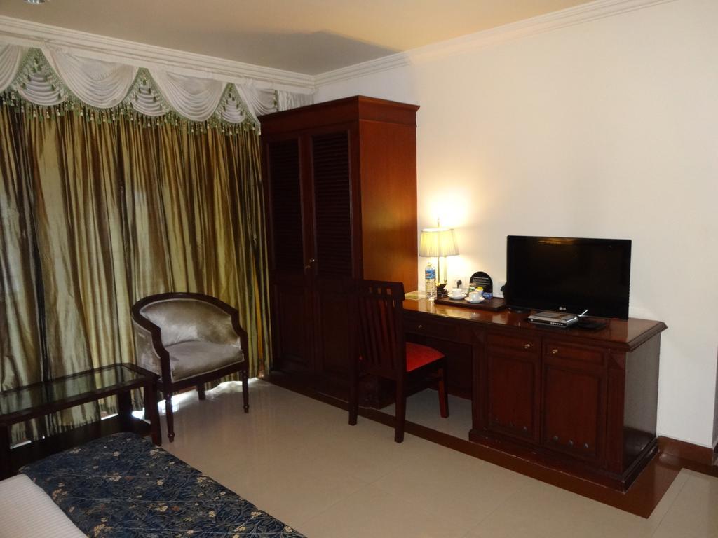 Westway Hotel Kozhikode Buitenkant foto