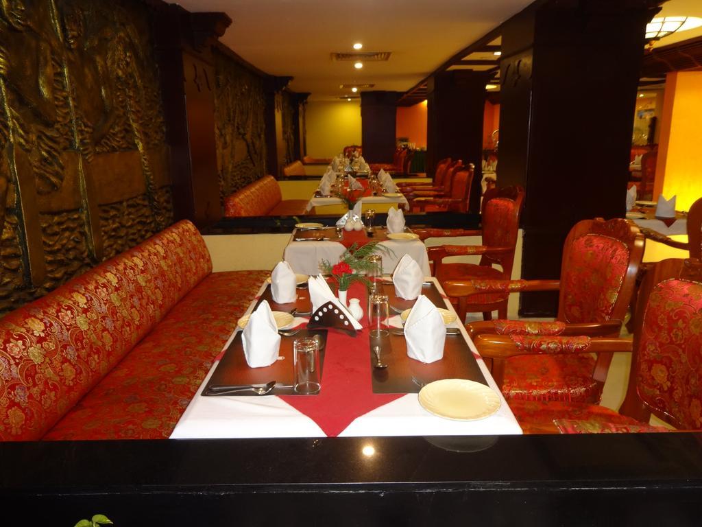 Westway Hotel Kozhikode Buitenkant foto