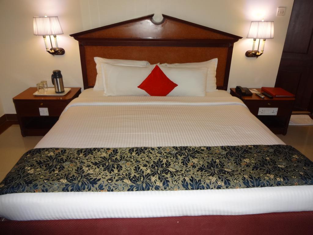 Westway Hotel Kozhikode Buitenkant foto