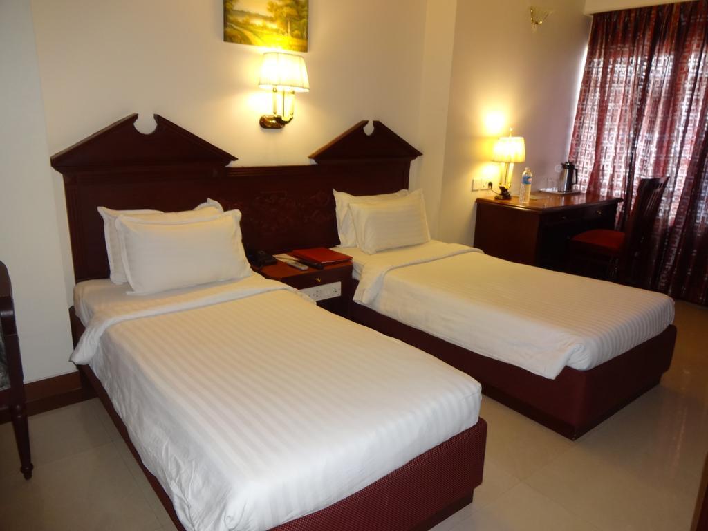 Westway Hotel Kozhikode Buitenkant foto