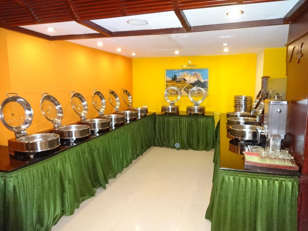 Westway Hotel Kozhikode Buitenkant foto