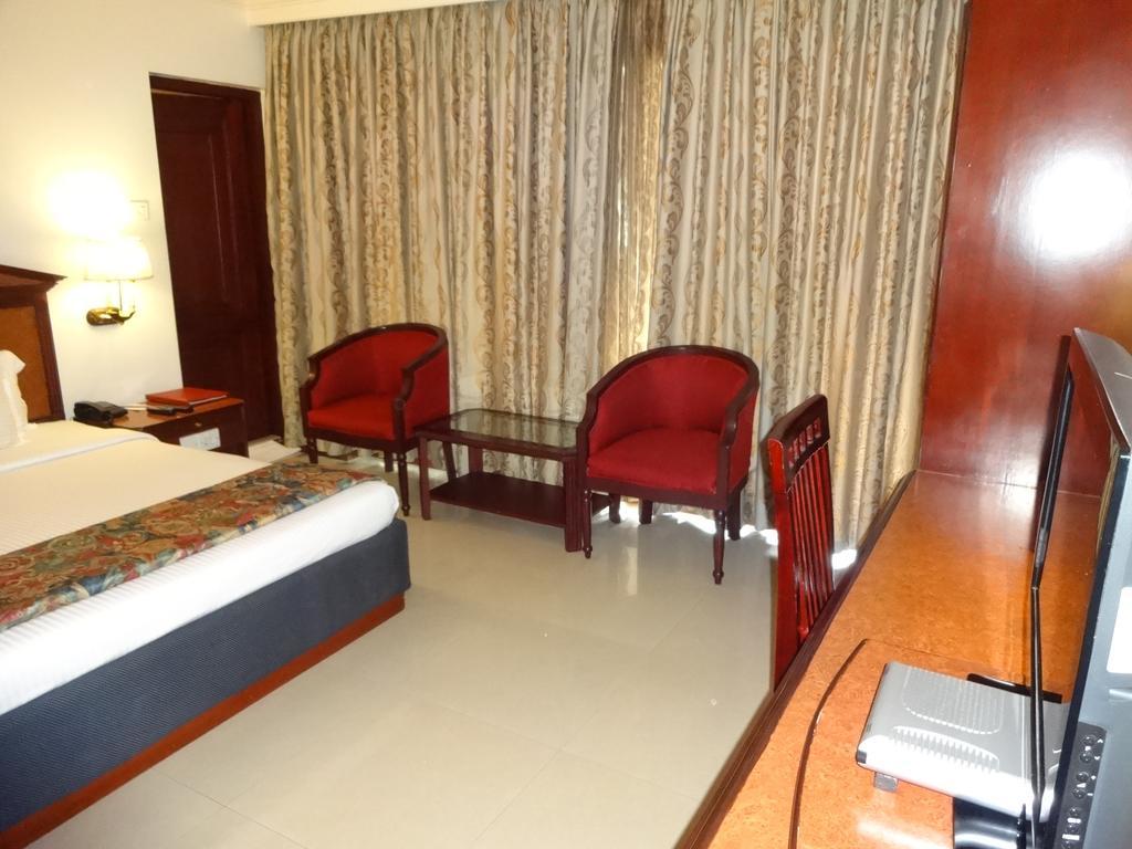 Westway Hotel Kozhikode Buitenkant foto