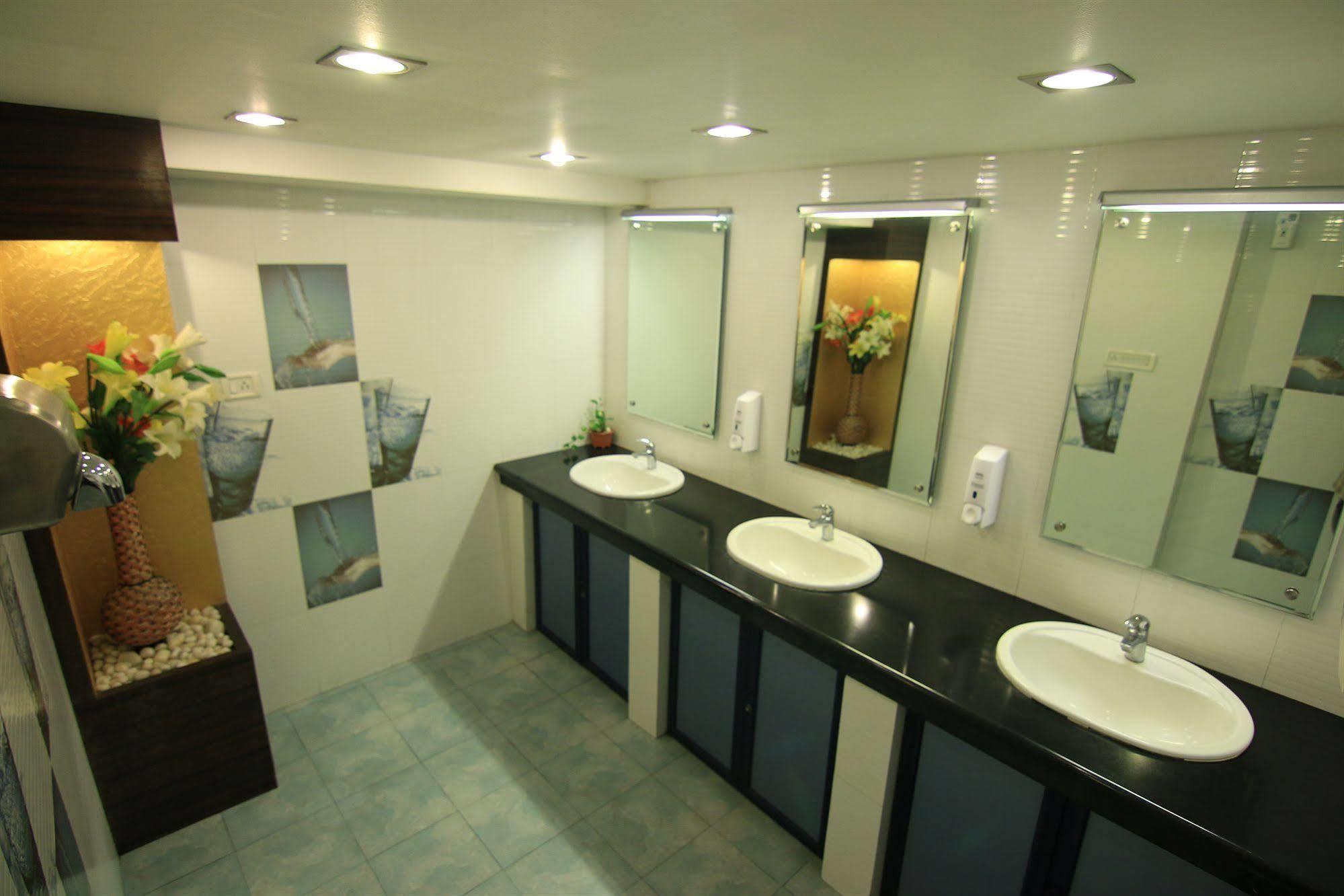 Westway Hotel Kozhikode Buitenkant foto