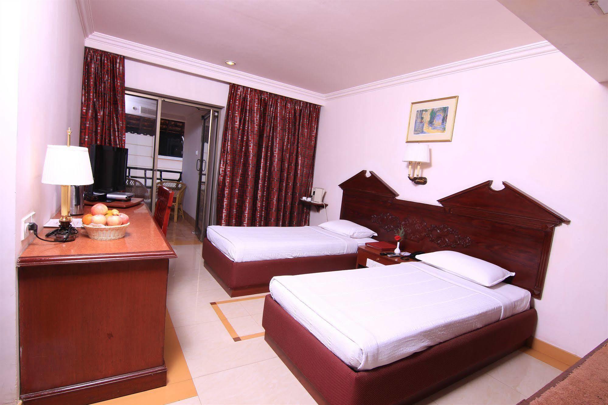 Westway Hotel Kozhikode Buitenkant foto