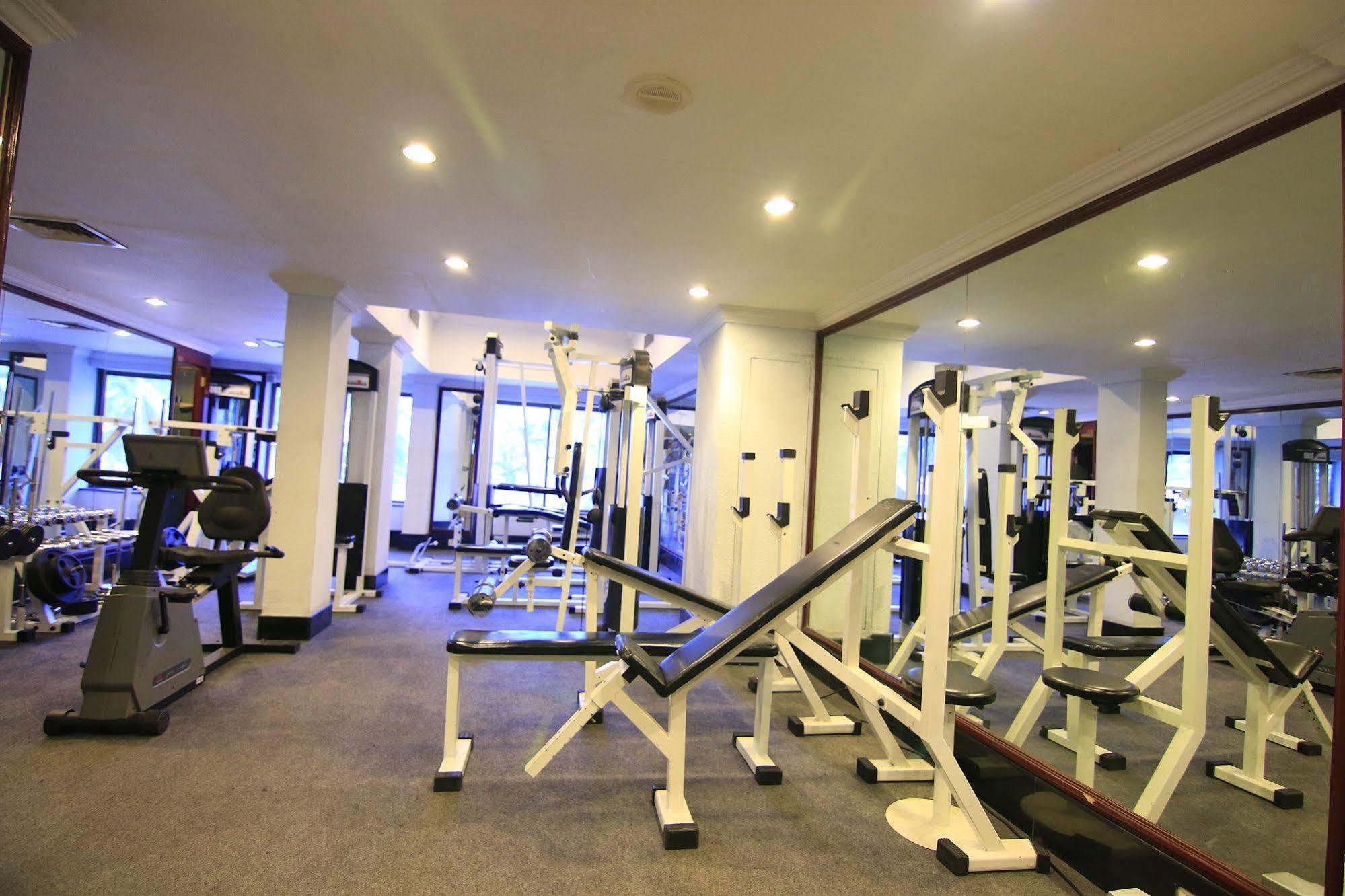 Westway Hotel Kozhikode Buitenkant foto