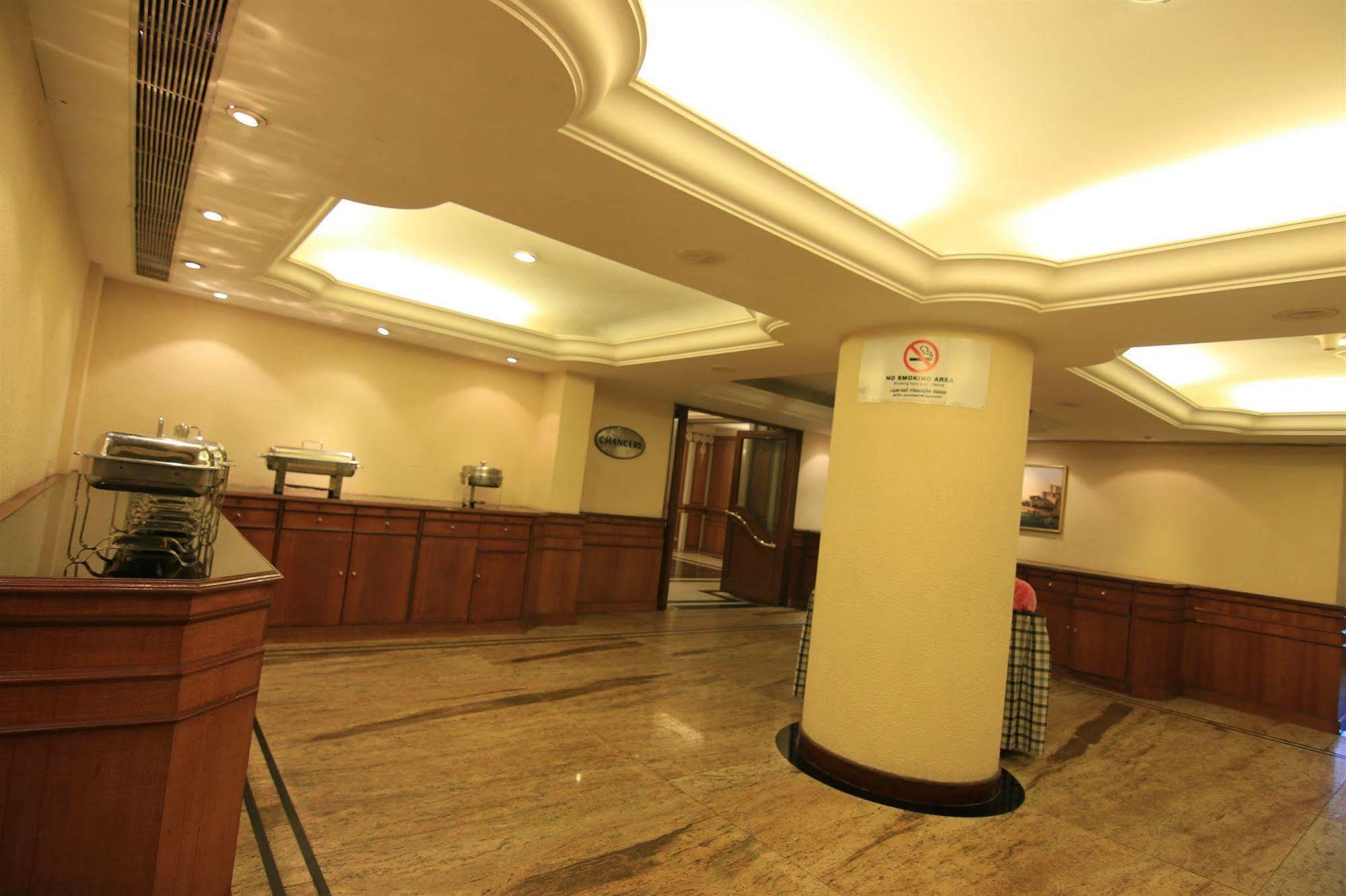 Westway Hotel Kozhikode Buitenkant foto