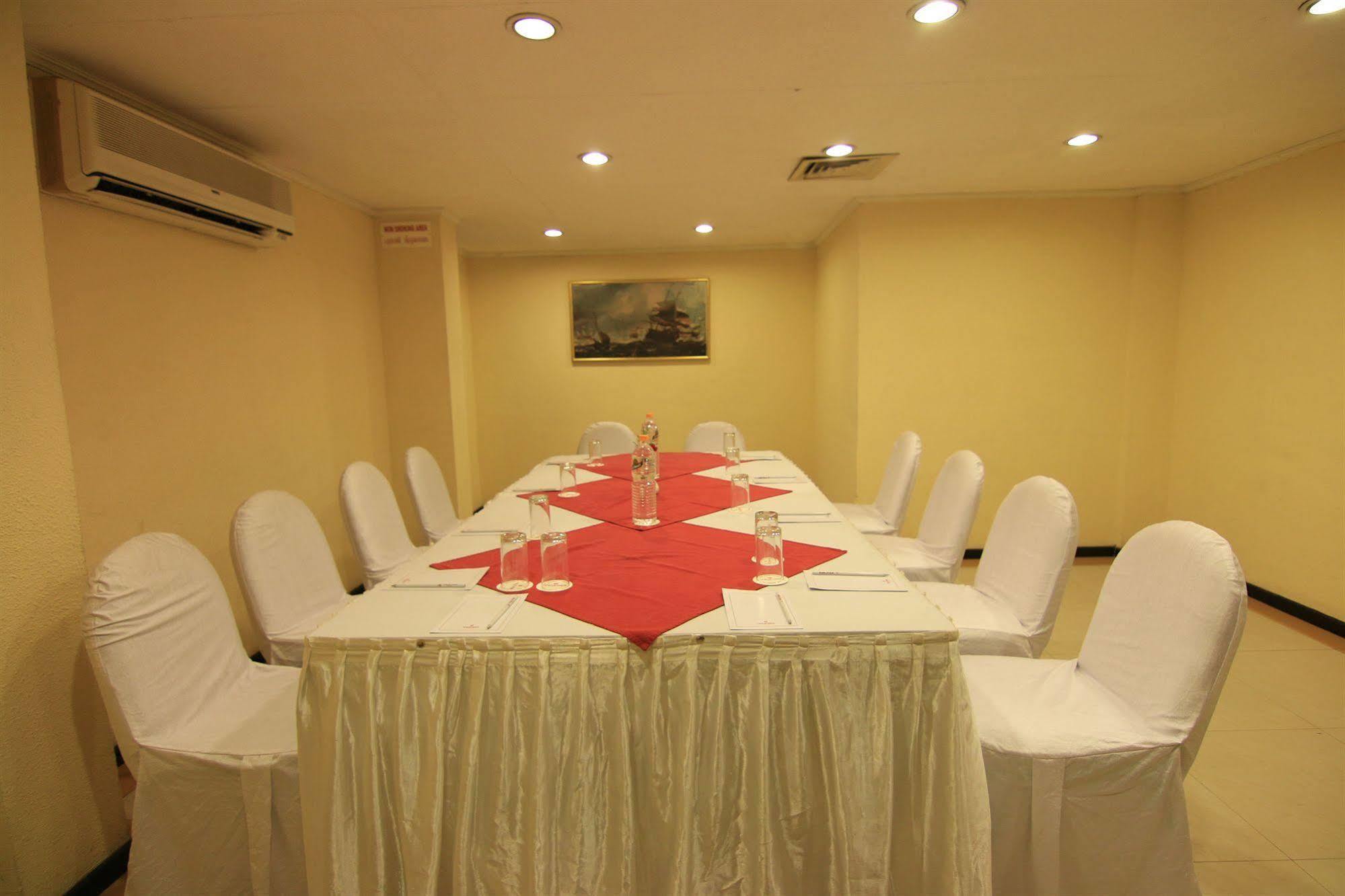 Westway Hotel Kozhikode Buitenkant foto