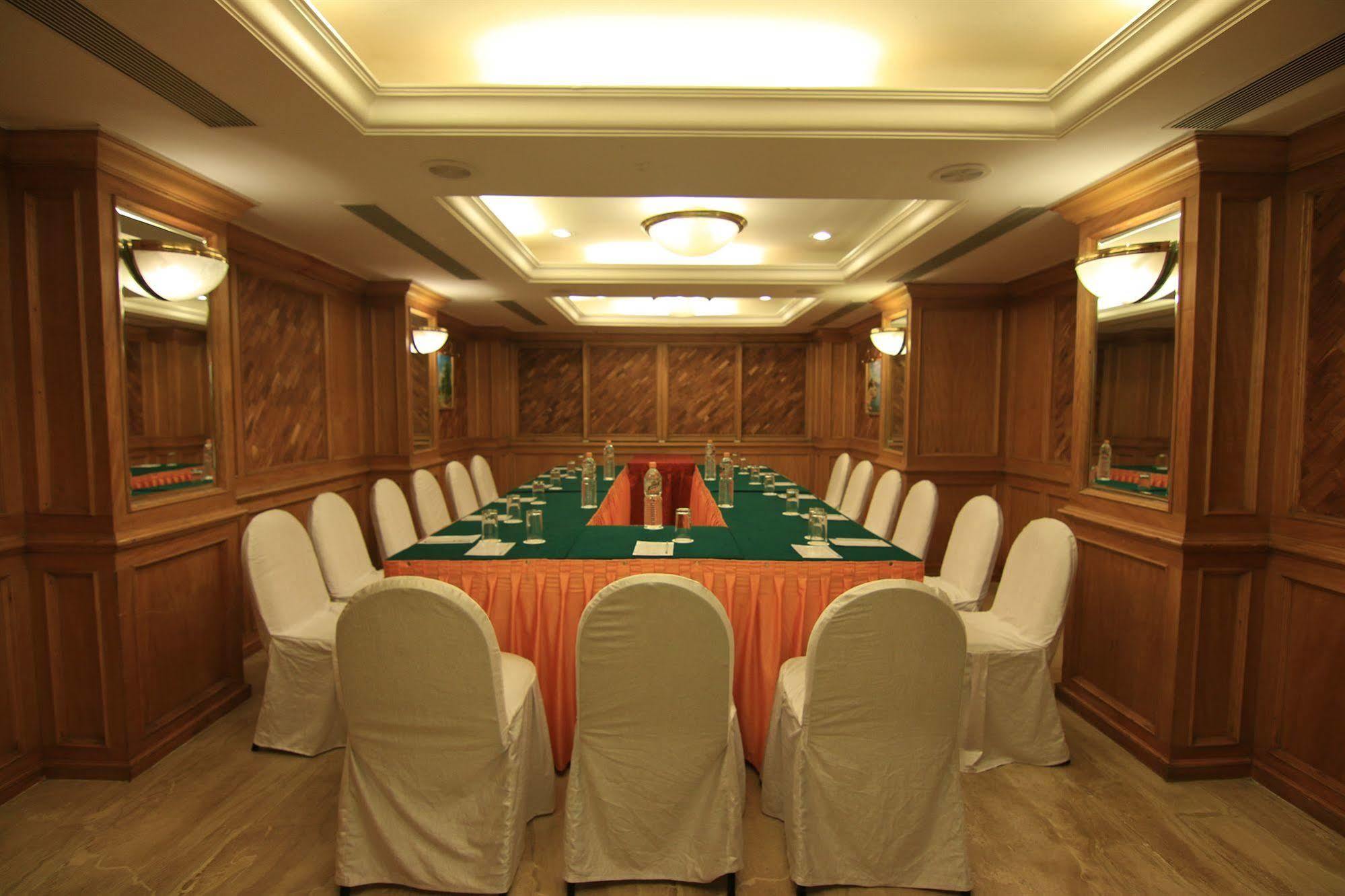 Westway Hotel Kozhikode Buitenkant foto