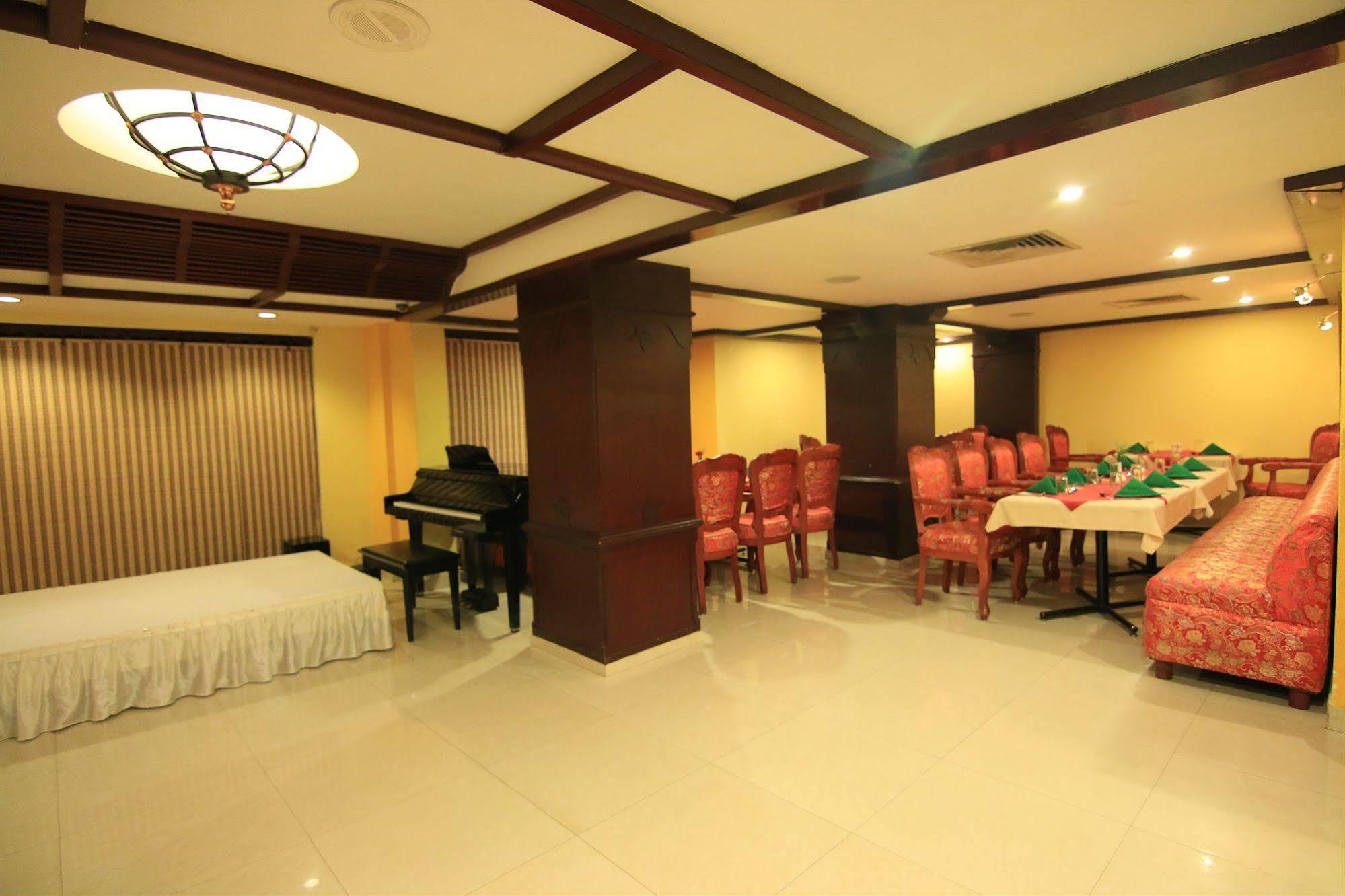Westway Hotel Kozhikode Buitenkant foto