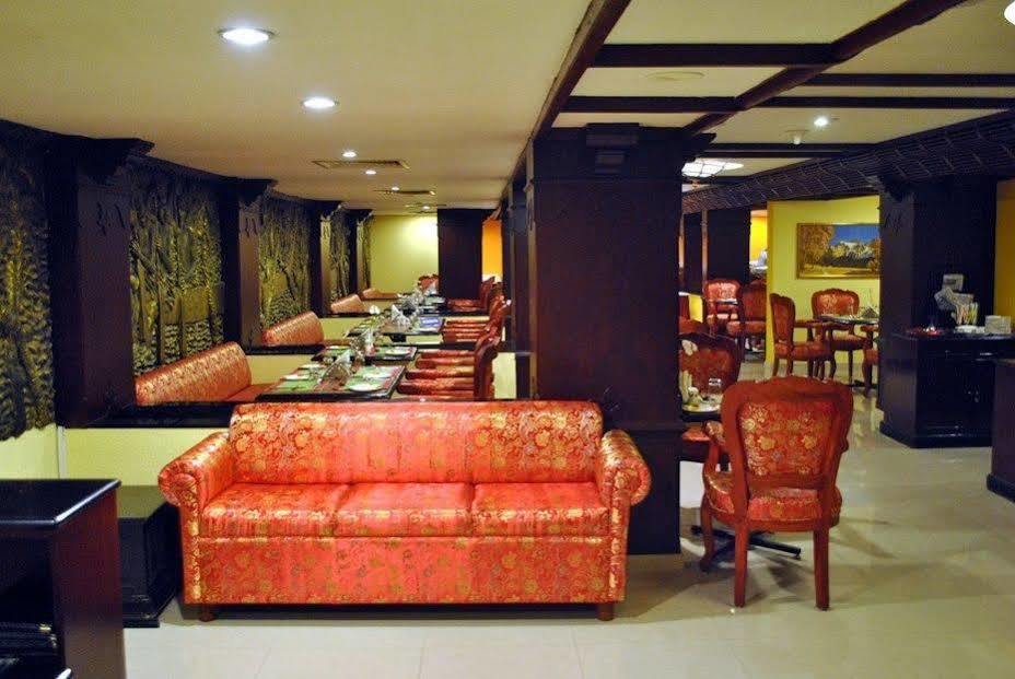 Westway Hotel Kozhikode Buitenkant foto