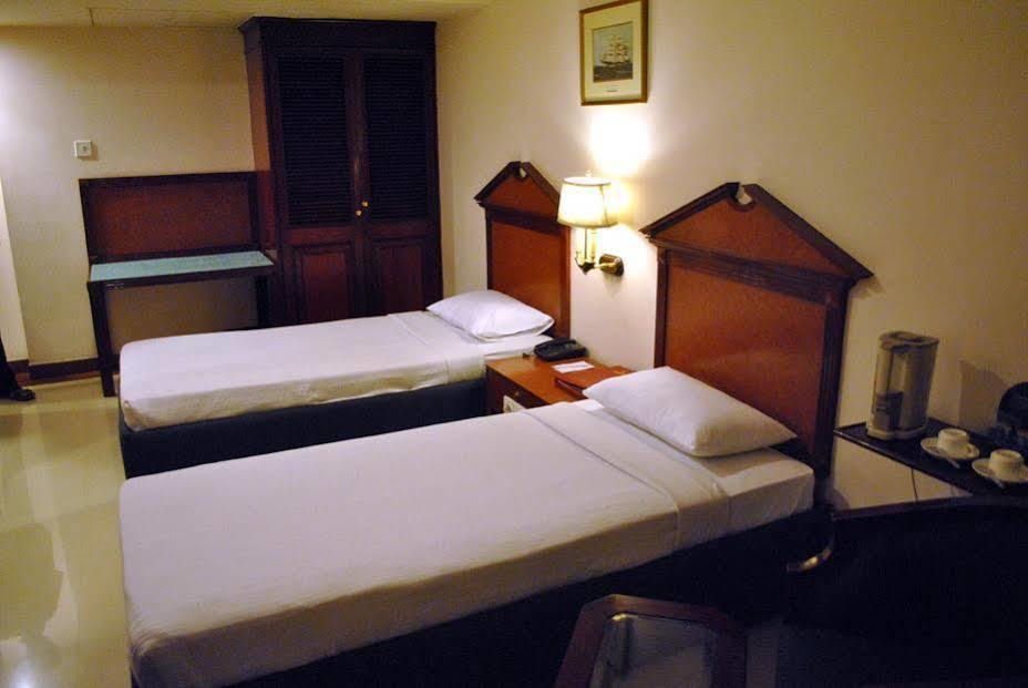 Westway Hotel Kozhikode Buitenkant foto