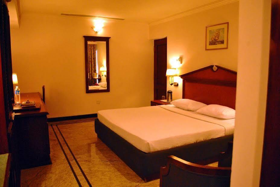 Westway Hotel Kozhikode Buitenkant foto
